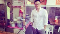 Krishna Murti senang mengunjungi berbagai rumah makan berskala UMKM. Penjual nasi kapau rumahan ini menjadi salah satu tempatnya untuk makan siang. Foto: Instagram/krihsnamurti_bd91