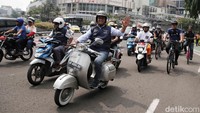 Anies melambaikan tangan saat melintas di kawasan Bundaran HI. Mulanya Anies memberikan sambutan dari satu panggung ke panggung lainnya dalam acara perpisahan di Balai Kota. Ada tiga panggung berdiri untuk menyambut Anies Baswedan dalam rangka purnatugas.
