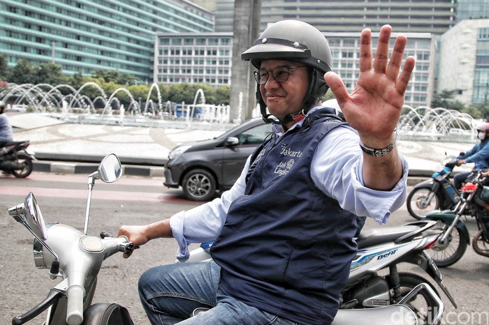 Anies Baswedan selesai menghadiri acara perpisahan jabatan sebagai Gubernur DKI Jakarta di Balai Kota. Anies pun pulang dengan naik Vespa klasik warna silver, Minggu, 16/10/2022.