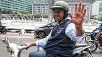 Selesai memberikan pidato terakhir dan pamitan di Balai Kota, Anies mulai mengendarai vespa yang sudah terparkir di dekat Halte Balai Kota.