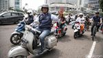 Gaya Anies Baswedan Naik Vespa Klasik Tinggalkan Balai Kota