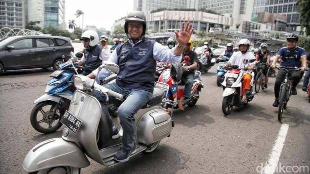 Anies Baswedan selesai menghadiri acara perpisahan jabatan sebagai Gubernur DKI Jakarta di Balai Kota. Anies pun pulang dengan naik Vespa klasik warna silver, Minggu, 16/10/2022.