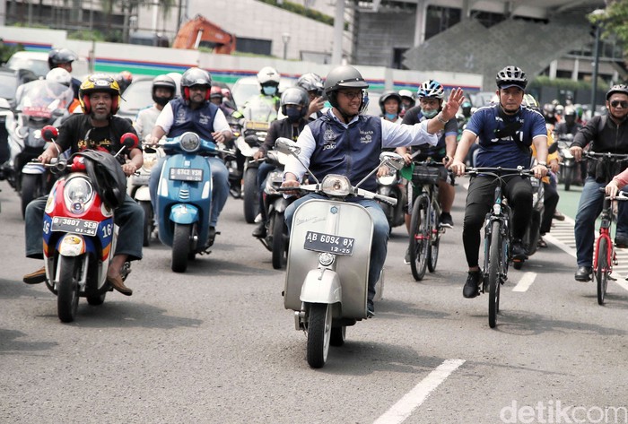 Anies Baswedan selesai menghadiri acara perpisahan jabatan sebagai Gubernur DKI Jakarta di Balai Kota. Anies pun pulang dengan naik Vespa klasik warna silver, Minggu, 16/10/2022.