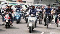 Gubernur DKI Jakarta Anies Baswedan konvoi naik vespa di kawasan Bundaran HI, Jakarta Pusat, Minggu (16/10/2022). Anies konvoi naik vespa usai perpisahan sebagai Gubernur Jakarta di Balai Kota.