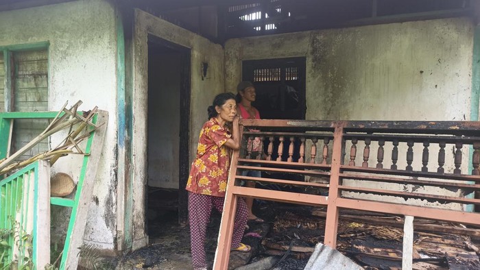 Gede Nami saat melihat barang-barang yang hangus terbakar di gudangnya.