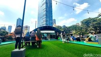 Sesuai namanya, area outdoor Green Cafe sangat hijau. Beralaskan rumput sintetis, dikelilingi aquarium, serta dihiasi oleh lampu-lampu dan tanaman rambat.