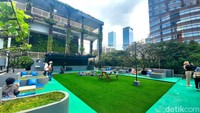 Tapi jangan tertipu dengan area indoornya, karena area outdoor dari Green Cafe ini terbilang luas.
