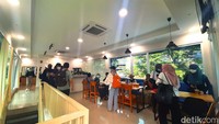 Kafe ini memiliki dua area, yaitu indoor dan outdoor. Meski tak terlalu luas, namun area indoor kafe ini cukup nyaman dan tentunya dingin.