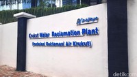 Green Cafe terletak di dalam gedung IPAL atau Instalasi Pengolahan Air Limbah Krukut.