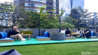Ada juga sofa-sofa di sudut yang sangat cozy dengan area duduk yang luas. 