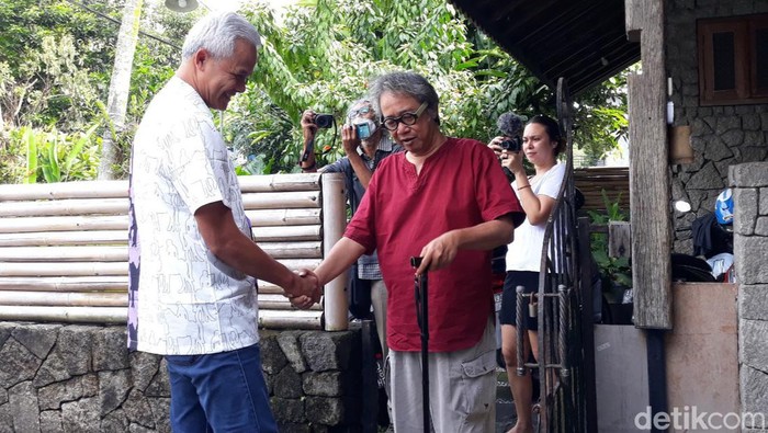 Gubernur Jawa Tengah Ganjar Pranowo saat di kediaman Butet Kartaredjasa diKembaran, Tamantirto, Kasihan, Bantul, Minggu (16/10/2022).