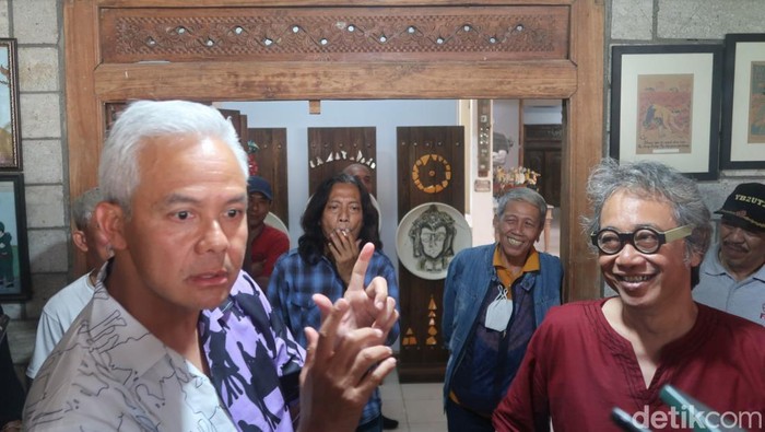 Gubernur Jawa Tengah Ganjar Pranowo saat di kediaman Butet Kartaredjasa diKembaran, Tamantirto, Kasihan, Bantul, Minggu (16/10/2022).