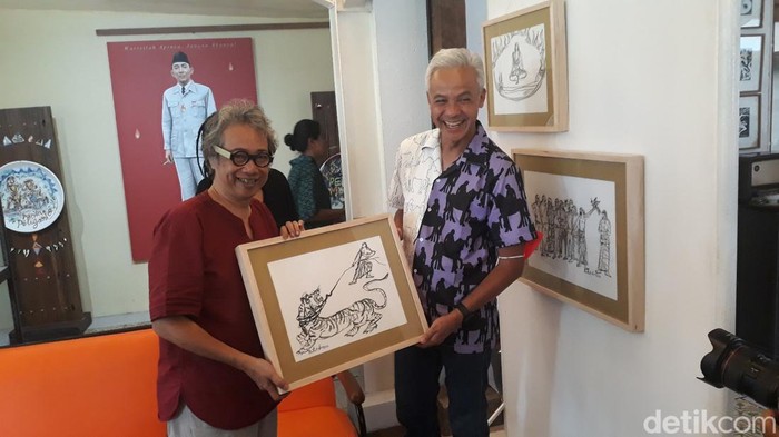 Gubernur Jawa Tengah Ganjar Pranowo saat di kediaman Butet Kartaredjasa diKembaran, Tamantirto, Kasihan, Bantul, Minggu (16/10/2022).