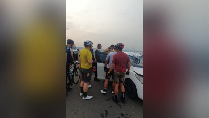 Hilang Kendali, Mobil Tabrak 6 Pesepeda di Jembatan Baruyungan PIK 2