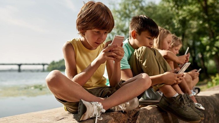 Ilustrasi Anak Main Gadget