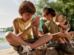 Dear Orang Tua, Ini Kiat Atur Anak yang Hidup Bersama Ponselnya