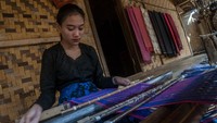 Warga Suku Baduy menenun kain di Kaduketug, Lebak, Banten, Sabtu (15/10/2022).