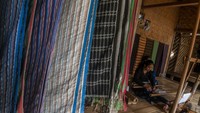 Kain tenun khas Suku Baduy tersebut dipasarkan ke berbagai daerah melalui daring dengan harga Rp500 ribu hingga Rp1 juta per lembar.