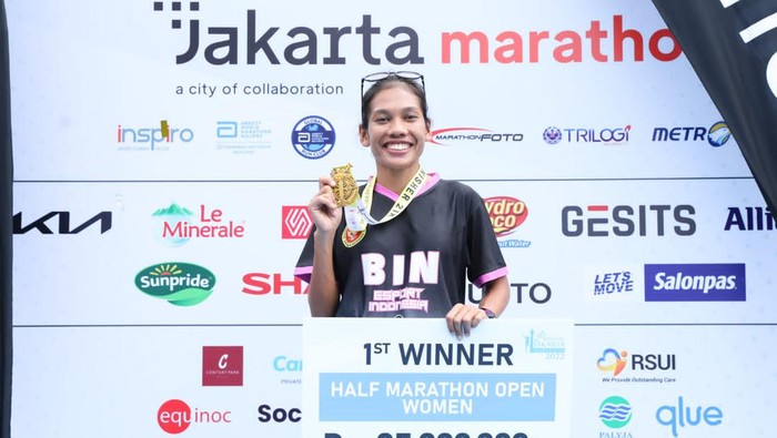 Atlet Indonesia Odekta Elvina Naibaho menjadi yang tercepat di lomba lari Jakarta Marathon 2022. Dia finis di urutan pertama kategori half marathon.