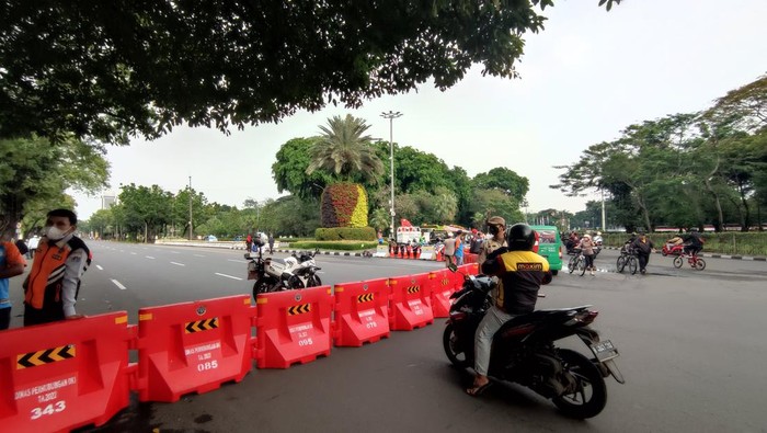 Jalan Medan Merdeka Selatan arah Balai Kota DKI Jakarta ditutup karena ada acara perpisahan Anies Baswedan