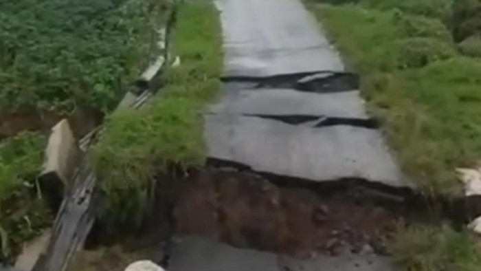 Jalan penghubung Desa Sidengok-Desa Beji Kecamatan Pejawaran, Banjarnegara putus akibat amblas, Minggu (16/10/2022).