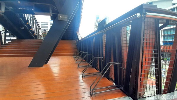 Tidak hanya itu, jembatan ini juga menyediakan tempat untuk menyimpan sepeda ataupun stroller untuk sementara. Tidak hanya itu, jembatan ini juga menyediakan tempat untuk menyimpan sepeda ataupun stroller untuk sementara.