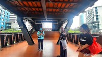 Tempat untuk menyimpan sepeda itu disediakan mengingat jembatan ini kerap jadi destinasi berfoto. Jadi bagi pesepeda yang ingin foto-foto, mereka bisa menyimpan sepedanya terlebih dahulu.