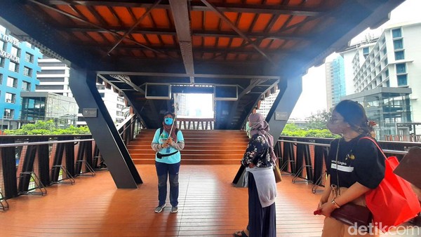 Tempat untuk menyimpan sepeda itu disediakan mengingat jembatan ini kerap jadi destinasi berfoto. Jadi bagi pesepeda yang ingin foto-foto, mereka bisa menyimpan sepedanya terlebih dahulu. Tempat untuk menyimpan sepeda itu disediakan mengingat jembatan ini kerap jadi destinasi berfoto. Jadi bagi pesepeda yang ingin foto-foto, mereka bisa menyimpan sepedanya terlebih dahulu.