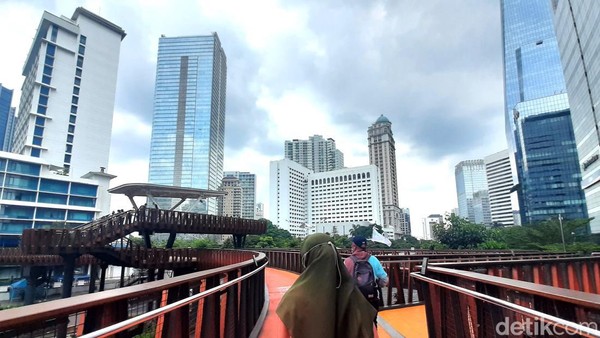 Jembatan Phinisi sebenarnya merupakan jembatan penyebrangan orang. Hanya saja jembatan ini didesain dengan begitu ciamik menyerupai bentuk kapal Phinisi. Jembatan Phinisi sebenarnya merupakan jembatan penyebrangan orang. Hanya saja jembatan ini didesain dengan begitu ciamik menyerupai bentuk kapal Phinisi.