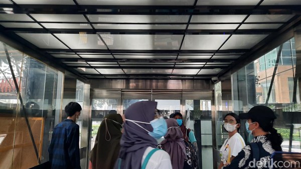 Sehubungan dengan fasilitas untuk sepeda, para pesepeda tak perlu khawatir jika ingin berkunjung ke jembatan ini. Sebab telah tersedia lift sepeda pertama di Jakarta yang dapat menampung hingga 9 sepeda. 