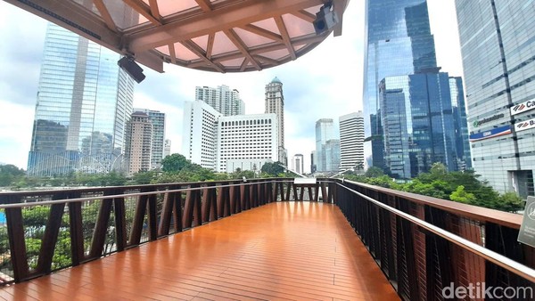 Bagian atas ini biasanya yang menjadi salah satu spot berfoto favorit pengunjung. Selain luas, anjungan ini juga dibuat dengan sangat kokoh dan dapat menampung hingga 50 orang sekaligus. Bagian atas ini biasanya yang menjadi salah satu spot berfoto favorit pengunjung. Selain luas, anjungan ini juga dibuat dengan sangat kokoh dan dapat menampung hingga 50 orang sekaligus.