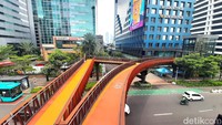 Selain didesain dengan cantik, jembatan ini juga ramah pesepeda. Area di sepanjang jembatan dibuat luas bahkan diberi marka khusus untuk jalur sepeda.