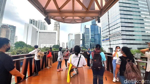 Tak hanya memiliki satu lantai, jembatan ini juga memiliki anjungan di bagian atasnya seperti kapal Phinisi. Tak hanya memiliki satu lantai, jembatan ini juga memiliki anjungan di bagian atasnya seperti kapal Phinisi.