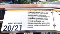 Di bagian tengah jembatan, terdapat sederet plakat yang menunjukkan nama-nama tenaga kesehatan (nakes) yang gugur saat pandemi. Hal ini dibuat mengingat di sebelah jembatan terdapat Hotel Le Meridien yang digunakan sebagai tempat menginap para nakes saat masa pandemi.