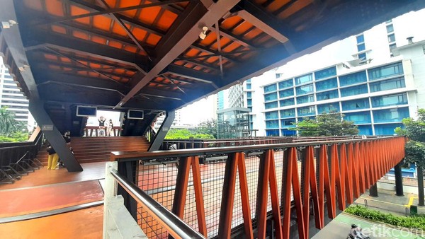 Selain tempat untuk menyebrang, jembatan ini juga menjadi akses menuju Halte Transjakarta Karet Sudirman. Selain tempat untuk menyebrang, jembatan ini juga menjadi akses menuju Halte Transjakarta Karet Sudirman.
