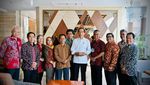 Potret Jokowi Bertemu Teman Kuliah, Nostalgia Foto Wisuda-Mapala