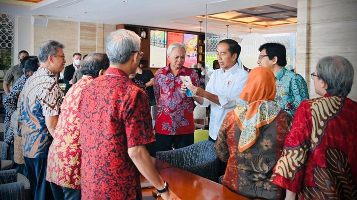 Jokowi temui temannya semasa kuliah di UGM Jokowi temui temannya semasa kuliah di UGM