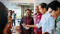 Jokowi dan beberapa temannya merasa heran terkait isu tersebut. Mereka pun sempat tertawa saat membicarakan polemik ijazah palsu tersebut. (Foto: Laily Rachev - Biro Pers Sekretariat Presiden)