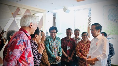 Potret Jokowi Bertemu Teman Kuliah, Nostalgia Foto Wisuda-Mapala