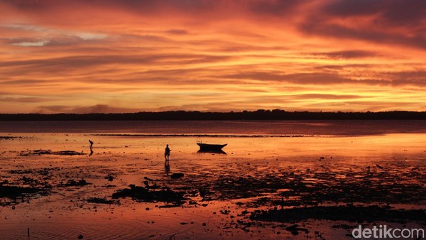 Lokasi kedua yang bagus untuk melihat sunset yaitu dari pinggir pantai dekat pelabuhan desa Adaut.