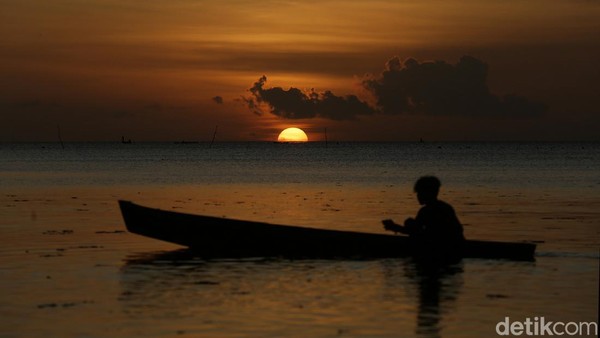 Suasana matahari terbenam atau sunset di Pantai Buariat, Desa Adaut, Pulau Selaru sungguh indah dipandang mata dan menetramkan hati.