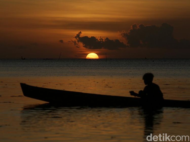 Juara Pesona Matahari Terbenam di Pulau Selaru
