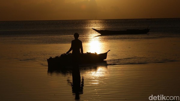 Saat sunset anak-anak bermain di air dan menaiki perahu siluetnya mempercantik pemandangan indah ciptaan Allah SWT.