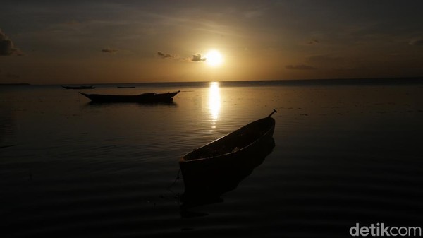 Bagi para penikmat sunset ini, 2 lokasi ini wajib untuk dikunjungi guna menikmati sunset. Waktu terbaik untuk melihat sunset disini adalah saat musim kemarau karena warna matahari terbenam akan maksimal dan kaya akan warna.