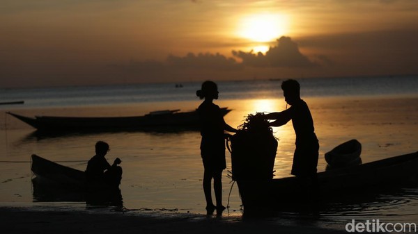 Panasnya Indonesia bagian timur ternyata punya kelebihan tersendiri. Setidaknya saat sore hari mentari bersinar dengan penuh keindahan. Pertunjukan ini pasti sulit Anda dapatkan di tempat lain. Ya, inilah pesona Pulau Selaru.