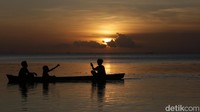 Rona merah kekuning-kuningan yang terpancar saat Matahari terbenam menyegarkan mata dan membawa suasana romantis.