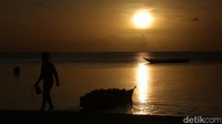 Pemandangan ini tak berlangsung lama. Warna langit yang berubah perlahan menjadi lebih pekat akan menutup penampilan sang surya. Itu tandanya pertunjukan sunset akan segera berakhir. Pemandangan sunset yang indah ini menjadi penutup ekspedisi tapal batas detikcom bersama BRI di Pulau Selaru. 