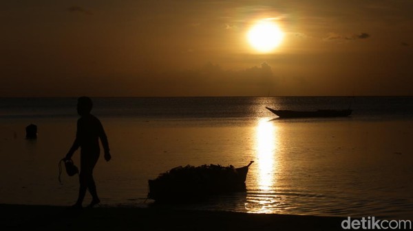 Pemandangan ini tak berlangsung lama. Warna langit yang berubah perlahan menjadi lebih pekat akan menutup penampilan sang surya. Itu tandanya pertunjukan sunset akan segera berakhir. Pemandangan sunset yang indah ini menjadi penutup ekspedisi tapal batas detikcom bersama BRI di Pulau Selaru. Pemandangan ini tak berlangsung lama. Warna langit yang berubah perlahan menjadi lebih pekat akan menutup penampilan sang surya. Itu tandanya pertunjukan sunset akan segera berakhir. Pemandangan sunset yang indah ini menjadi penutup ekspedisi tapal batas detikcom bersama BRI di Pulau Selaru.Â