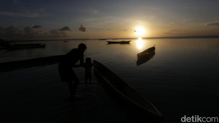 Suasana matahari terbenam (sunset) di Pantai Buariat, Desa Adaut, Pulau Selaru sungguh indah dipandang mata dan menetramkan hati.