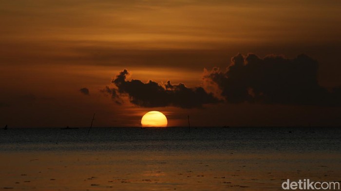 Juara Pesona Matahari Terbenam di Pulau Selaru Suasana matahari terbenam (sunset) di Pantai Buariat, Desa Adaut, Pulau Selaru sungguh indah dipandang mata dan menetramkan hati.